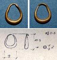 BCO-4028 - Boucle d'oreille filiforme renfléebronzeBoucle d'oreille circulaire formée d'un fil massif, effilé à ses extrémités, et ouvert pour pouvoir se fixer sur le lobe de l'oreille.