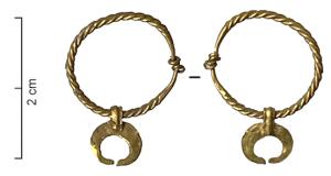 BCO-4039 - Boucle d'oreille à extrémités torsadéesorBoucle d'oreille filiforme, au corps torsadé, extrémités effilées et nouées ; un pendant est suspendu à cet anneau.