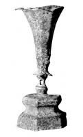 BEN-4006 - Brûle-parfumbronzeObjet posé sur un socle hexagonal mouluré, souvent très décoré, soutenant une sorte de calice évasé, ajouré à sa base comme une bobèche, à corps facetté se prolongeant par des sortes de pétales. 
DONNÉES EN COURS DE PUBLICATION, MERCI