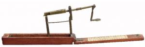 BLC-9002 - Balance monétairebronze, boisTPQ : 1850 - TAQ : 1900Balance monétaire pliante, dans son coffret de transport en bois. Une extrémité du fléau se rattache au fond de la boîte, l'angle formé par l'articulation se reportant sur une aiguille horizontale, dont la position sur une règle graduée indique la masse mesurée.