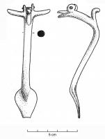 BLS-4026 - BalsamairebronzeTPQ : 1 - TAQ : 250Balsamaire en forme de cruche : l'anse encadre le col avec deux simples pointes arquées, et comporte un couvercle articulé sur une petite charnière.