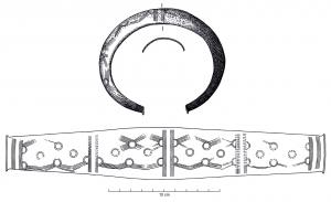 BRC-1016 - Bracelet à tige concave : type Le BoironbronzeBracelet de section mince, en C très ouvert, à légers tampons. Décor d'ocelles reliés par des séries d'incisions parallèles. Les trois panneaux sont séparés par des séries d'incisions parallèles transversales.