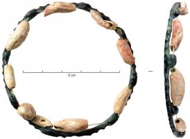 BRC-2015 - Braceletbronze, corailBracelet lisse à l'intérieur et bossettes vers l'extérieur ; un côté est lisse, l'autre porte 8 grosses nodosités allongées et percées longitudinalement  pour recevoir un lien destiné à maintenir des perles de corail.