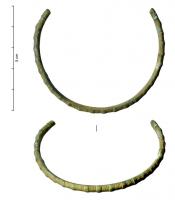BRC-2076 - Bracelets à nodositésbronzeBracelet de section ovalaire ou circulaire, portant des nodosités régulièrement espacées sur la face externe, séparées par des séries de 5 incisions transversales.