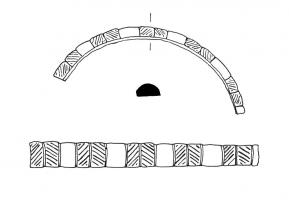 BRC-2104 - Bracelet à section semi-circulairebronzeFragment de bracelet en bronze à section demi-circulaire et décor incisé de motifs divers réalisés sur des parties moulurées.
