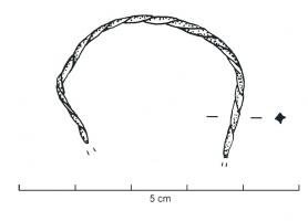 BRC-4082 - Bracelet torsadé ? ou Boucle d'oreille ?bronzeParure filiforme, de section carrée, composée d'un jonc mince régulièrement torsadé.