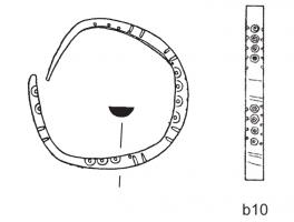 BRC-4215 - BraceletbronzeTPQ : -30 - TAQ : 500Bracelet rubané ou à section en D, alternant des sections lisses avec des motifs géométriques (généralement points ou ocelles) groupés et des incisions transversales.