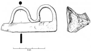 BRI-4001 - BriquetferBriquet constitué d'une lame de fer rectiligne surmontée d'un appendice formant deux arcs, assurant la préhension.