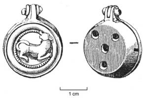 BTS-4023 - Boîte à sceau circulaire : chienbronzeTPQ : 50 - TAQ : 150Boîte à sceau circulaire dont le couvercle, pourvu d'une moulure circulaire (souvent marquée d'incisions perpendiculaires), est orné d'un ornement riveté en forme d'animal (chien ?) à droite, tête retournée vers l'arrière ; fréquent décor de nielle sur l'animal et sur la couronne.