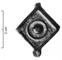 BTS-4136 - Boîte à sceau losangiquebronzeTPQ : 100 - TAQ : 300Boîte à sceau coulée de forme losangique, au fond percé de 4 trous ; le couvercle est creusé sur la face externe d'un disque inscrit dans un losange ; le centre percé a reçu un bouton arrondi, riveté, et les bords sont quelquefois guillochés ; un petit disque émaillé à la pointe.