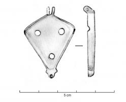 BTS-4153 - Boîte à sceau losangiquebronzeTPQ : 100 - TAQ : 300Fond losangique de forme asymétrique, l'axe horizontal étant placé dans la moitié supérieure ; percé de trois trous cerclés.