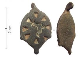 BTS-4171 - Boîte à sceau en forme de gouttebronzeBoîte à sceau en forme de goutte, couvercle plat (pointe de calage), face supérieure creusée d'un cercle de triangles émaillés juxtaposés, entourant une silhouette de coq à droite, également émaillée.