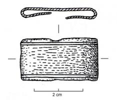 CHC-1002 - Maillon de chaîne de ceinturebronzeLarge maillon en tôle de bronze, plat et orné (incisions latérales, points au repoussé, ...). 