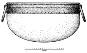 CHD-3001 - Chaudron à col rivetébronzeChaudron à cuve hémisphérique, présentant un col vertical constitué d'une bande rivetée ; lèvre ourlée, souvent autour d'un cercle en fer ; anses en anneaux passés dans des boucles à cannelures verticales.