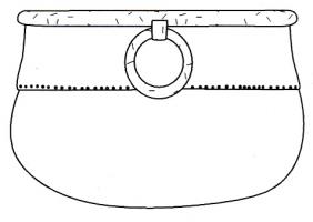 CHD-4009 - Chaudron de type Eggers 8bronze, ferRécipient composite. Le fond du chaudron est composé d'une feuille de bronze arrondie en calotte. Sur ce dernier est riveté la partie supérieure, légèrement tronconique, composée de deux bandes de feuilles de bronze serties dans un rebord en fer de section quadrangulaire. Les extrémités des bandes se superposent et sont assemblée par un double rivetage vertical. 
Deux anneaux de section ronde sont fixés au chaudron par une attache annulaire en fer, creusée de rainures. Celle-ci est fixée sous le rebord par deux rivets reposant contre deux butées en fer de forme conique, à tête plus ou moins ronde, fixées au chaudron par un rivet.