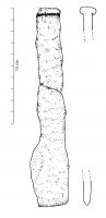 CIS-4013 - Ciseau droitferOutil rectangulaire de section quadrangulaire, une des extrémités se termine par un tranchant à double biseau, l'autre par une tête pouvant montrer des signes d'écrasement et un étranglement.