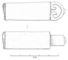 CLE-4013 - Clé à translationbronze, ferManche allongé, de section quadrangulaire et lisse, surmonté d'un anneau plat en D, avec crosses repliées vers l'intérieur et parfois un bouton sommital ; coulé sur la tige et le panneton en fer.