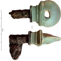 CLE-4103 - Clé à rotationbronze, ferClé en fer, à manche en bronze : un socle trapézoïdal mouluré porte une lunule à volutes internes, parfois surmontée d'une protubérance bouletée.