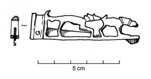 CNF-4019 - Canif : chien et lièvrebronze, ferTPQ : 200 - TAQ : 400Manche ajouré représentant, de manière schématique, un chien poursuivant un petit quadrupède (lièvre).