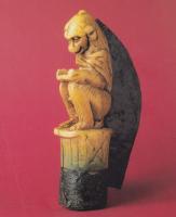 CNF-4065 - Canif : singe accroupiivoire, ferCanif (couteau à lame pliante) dont le manche sculpté en ronde-bosse figure un singe accroupi sur un socle cylindrique, lisant parfois un rouleau posé sur ses genoux.