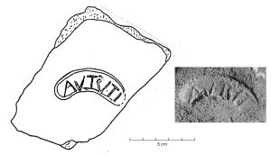 COV-4183 - Tuile estampillée AVTVTIterre cuiteTuile estampillée AVTVTI (ou AVTRITI, AVTRVTI ?), en arc de cercle.