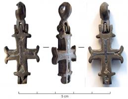 CRF-9019 - Crucifix reliquairebronzeCroix-reliquaire articulée sur une suspension sommitale, formant un boîtier; les extrémités de la droix sont cléchées et une croix incrustée de nielle orne chaque face. 