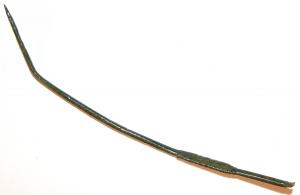 CRO-5016 - Cure-oreille à portion aplatie et décor incisé - gr. 6bronzeInstrument doté d'une tige lisse, effilée d'un côté et comportant à l'extrémité opposée une extrémité aplatie ou légèrement creuse, oblique par rapport à la tige. La caractéristique principale du groupe est une portion aplatie (avec décor incisé) entre l'attache du cuilleron jusqu'à environ un tiers de l'instrument.