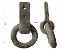 CRP-4006 - Crampon à anneaubronzeCrampon constitué d'un anneau épais prolongé par deux plaques rapprochées et percées pour la fixation dans un montant de bois; un solide anneau est solidaire du dispositif.