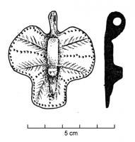 CRU-4028 - CruchebronzeCruche piriforme, à bec trilobé ; anse coulée avec une charnière pour l'articulation du couvercle trilobé, qui est orné de palmes incisées, avec un poucier coulé.
