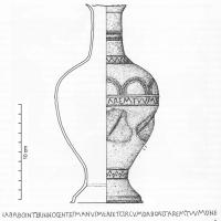 CRU-5017 - Cruche bronzeTPQ : 650 - TAQ : 725Cruche à panse ovoïde et profil sinusoïdal ; col cylindrique terminé par un bord légèrement ouvert ; décor gravé (motifs géométriques, arcades, feuilles) sur la panse ; pied étroit également décoré ; le fond devait être rapporté.