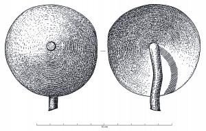 DCH-1001 - Disque à tenonbronzeTPQ : -1200 - TAQ : -800Disque à tenon, en tôle de bronze, présentant un bombement externe et un trou central destiné à recevoir un tenon maté au sommet ; disque inorné.