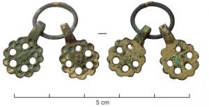 DMC-9015 - Agrafe de demi-ceintbronzeTPQ : 1500 - TAQ : 1600Agrafes en paire identique de part et d'autre d'un anneau, en forme de disque à bords festonnés, percés de 4 orifices pouvant servir à fixer des crochets.