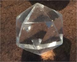 DOD-4003 - Dodécaèdrecristal de rochePolyèdre obtenue par abrasion d'un bloc de cristal de roche.