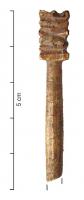EPG-4616 - Epingle à sommet en tourelleosEpingle à sommet sculpté, de forme rectangulaire avec des cannelures horizontales et un sommet à trois crans marqués. Le fût, rétréci sous la tête, s'élargit progressivement ensuite avant de s'affiner vers la pointe.