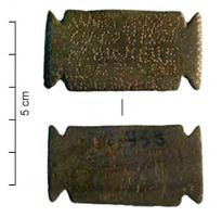 EVO-4011 - Ex-voto sur tabula ansatabronzeEx-voto sur plaque en tôle de bronze accostée de queues d'aronde (tabula ansata).