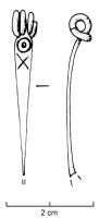 FIB-3012 - Fibule de Nauheim 5a10bronzeTPQ : -120 - TAQ : -50Ressort à 4 spires et corde interne ; arc plat, triangulaire et tendu ; porte-ardillon trapézoïdal ajouré) et arc orné d'un cercle oculé suivi d'une croix incisée.