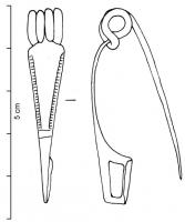 FIB-3041 - Fibule de Nauheim 5a27bronzeRessort à 4 spires et corde interne ; arc plat, triangulaire et tendu ; porte-ardillon trapézoïdal ajouré ; arc à décor interrompu par deux filets transversaux : au-dessus, deux échelles latérales.