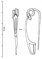 FIB-3049 - Fibule de Nauheim 5a35bronzeRessort à 4 spires et corde interne ; arc plat, triangulaire et tendu ; porte-ardillon trapézoïdal ajouré ; arc orné d