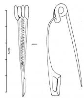 FIB-3051 - Fibule de Nauheim 5a37bronzeTPQ : -120 - TAQ : -50Ressort à 4 spires et corde interne ; arc plat, triangulaire et tendu ; porte-ardillon trapézoïdal ajouré ; arc orné d'une ligne médiane incisée a tremolo, avec deux simples filets gravés sur les côtés.