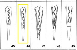 FIB-3060 - Fibule de Nauheim 5a46bronzeRessort à 4 spires et corde interne ; arc plat, triangulaire et tendu ; porte-ardillon trapézoïdal ajouré ; arc orné d'une échelle médiane graduée ondulée, avec un filet latéral de chaque côté, sans incision tranversale vers le pied.