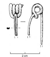 FIB-3092 - Fibule de Nauheim 5a2/3bronzeRessort à 4 spires et corde interne ; arc plat, très étroit et tendu ; porte-ardillon trapézoïdal ajouré ; arc orné d'une échelle estampée rectiligne, traitement vers le pied inconnu.