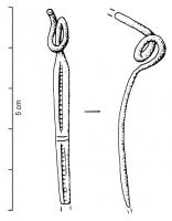 FIB-3095 - Fibule de Nauheim 5a19 ou 5a24bronzeFibule de Nauheim (arc triangulaire, ici élargi à la tête) ; porte-ardillon trapézoïdal ajouré ; ressort bilatéral à 4 spires et corde interne, avec au sommet de l'arc une seule échelle médiane estampée, probablement interrompue par des traits transversaux et limitée ensuite vers le pied de la même manière.