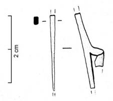 FIB-3100 - Fibule de Nauheim 5abronzeRessort à 4 spires et corde interne ; arc plat, triangulaire et tendu ; porte-ardillon trapézoïdal ajouré ; décor inconnu.