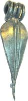 FIB-3126 - Fibule de NauheimbronzeRessort à 4 spires et corde interne ; arc plat, triangulaire et tendu ; porte-ardillon trapézoïdal ajouré et arc orné seulement de trois incisions médianes.