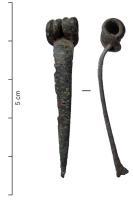 FIB-3153 - Fibule de NauheimbronzeRessort à 4 spires et corde interne ; arc légèrement bombé sur la face supérieure, triangulaire et tendu ; porte-ardillon trapézoïdal ajouré et arc sans décor.