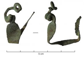 FIB-3158 - Fibule de type TalairanbronzeFibule à ressort à 4 spires, corde externe, arc plat et foliacé, tendu, dont le pied légèrement redressé cache un porte-ardillon plein (?).
