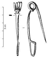 FIB-3902 - Fibule de type SchiersbronzeVariante du type de Nauheim : fibule à arc de forme triangulaire, effilée vers le pied, dont la tête est marquée par une plaque nettement délimitée et à encoches latérales en arc de cercle ; ressort bilatéral à quatre spires, corde interne ; pied trapézoïdal ajouré.