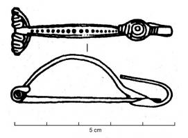 FIB-3944 - Fibule laténienne à pied redressé et disquebronzeArc légèrement renflé, en anse de panier (section souvent aolatie), ressort fin et long, à corde externe basse ou interne ; pied filiforme dont l'extrémité repliée vers l'arc est écrasée en disque, éventuellement orné de cercles concentriques.