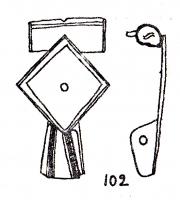 FIB-4092 - Fibule à queue de paon à charnière (F.20d2)bronzeFibule à queue de paon et à charnière (repliée vers l'extérieur) ; pied et plaque intermédiaire sont d'un seul tenant ; sur le disque, trou de fixation d'un décor riveté. Variante à plaque losangique.