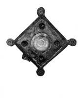 FIB-41066 - Fibule losangique émailléebronzeTPQ : 80 - TAQ : 250Fibule à arc losangique plat, creusé de deux loges  émaillées : disque central entouré sans doute de millefiori ou d'inclusions de verre; simples boutons aux angles.